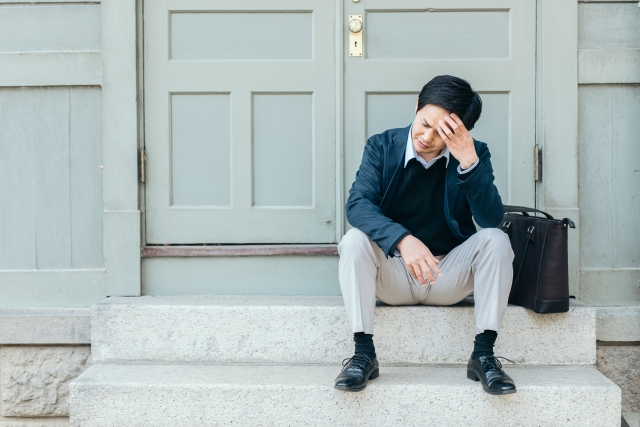 就職できない男性